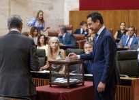    El presidente de la Junta de Andaluca, Juan Manuel Moreno, ejerce su voto durante el Pleno para designar a los senadores en representacin de la Comunidad