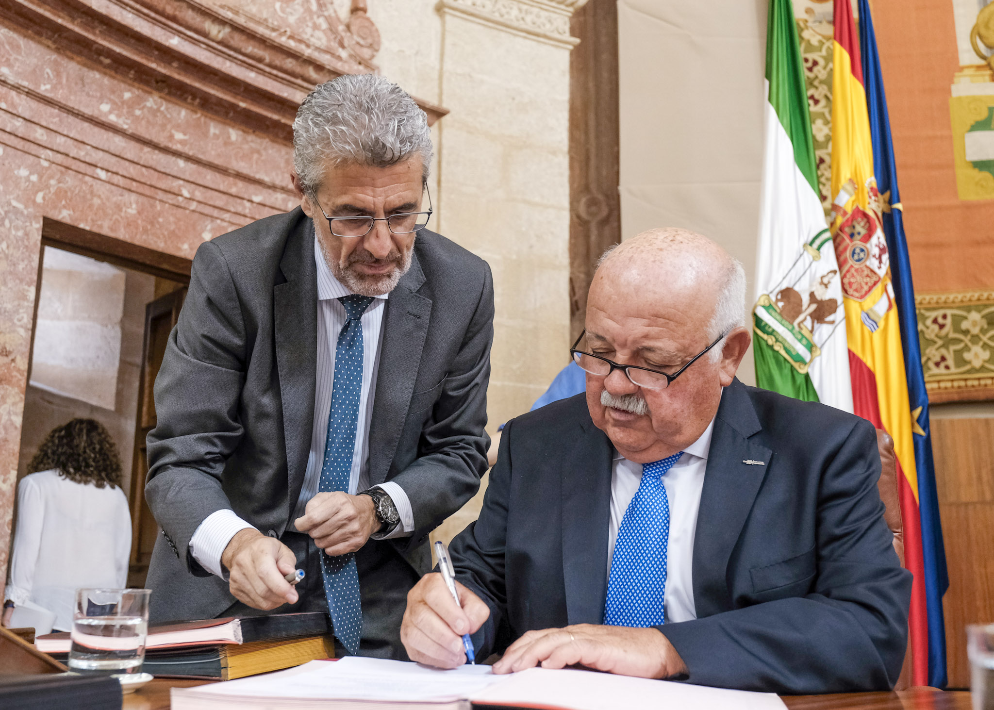  El presidente del Parlamento y el letrado mayor durante el recuento de la votacin para designar a los senadores autonmicos