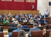  El presidente de la Junta con miembros del nuevo Gobierno en el Pleno de la Cmara