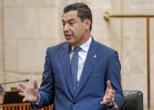 El presidente de la Junta de Andaluca, Juan Manuel Moreno, responde a las preguntas de los grupos parlamentarios en la sesin de control al Gobierno