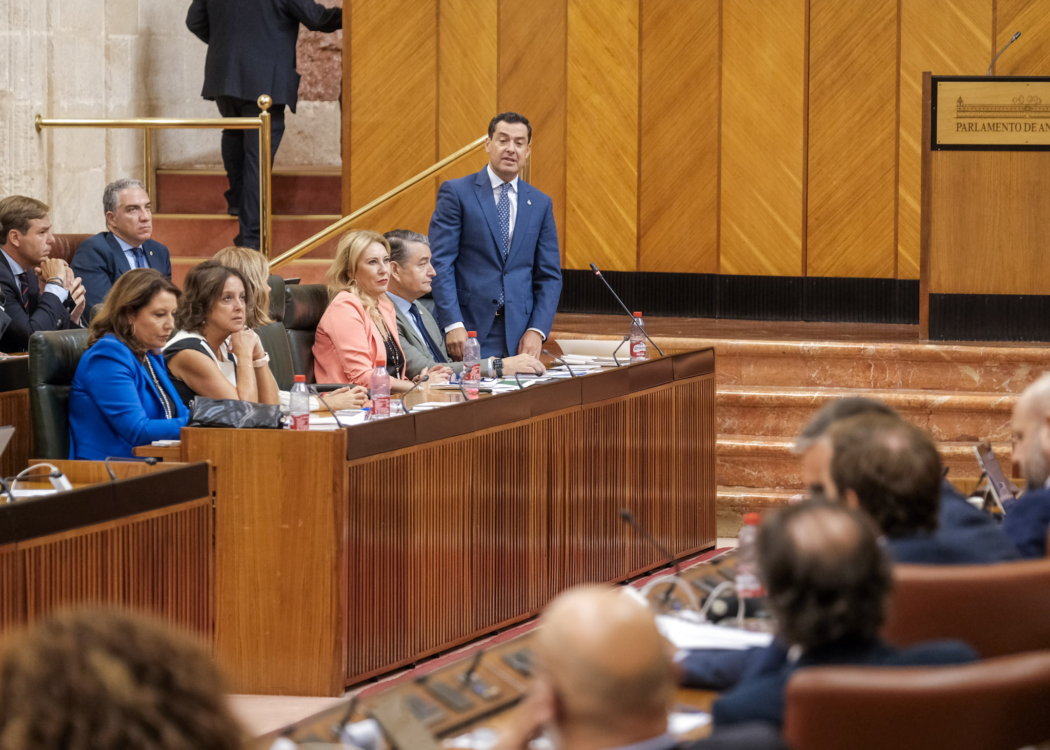   El presidente de la Junta, Juan Manuel Moreno, responde a las preguntas de los grupos en la sesin de control