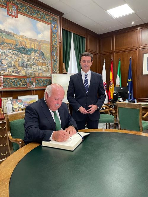   El presidente del Parlamento de Andaluca, Jess Aguirre, firma el libro de honor de la Diputacin de Almera en presencia de su presidente, Javier Aureliano Garca 