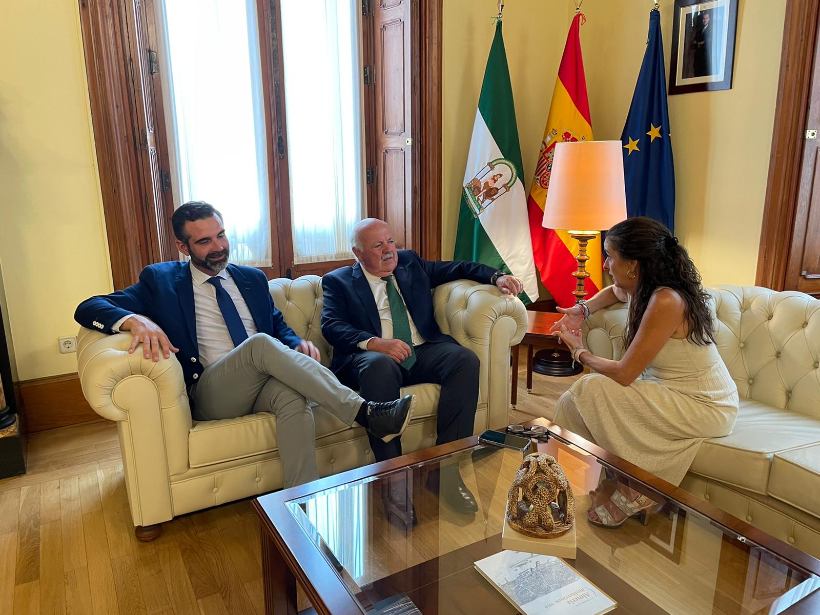  El presidente del Parlamento, Jess Aguirre, durante el encuentro mantenido con la delegada del Gobierno de la Junta de Andaluca en Almera, Arnzazu Martn y acompaado por el consejero de Sostenibilidad, Ramn Fernndez-Pacheco