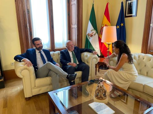  El presidente del Parlamento, Jess Aguirre, durante el encuentro mantenido con la delegada del Gobierno de la Junta de Andaluca en Almera, Arnzazu Martn y acompaado por el consejero de Sostenibilidad, Ramn Fernndez-Pacheco