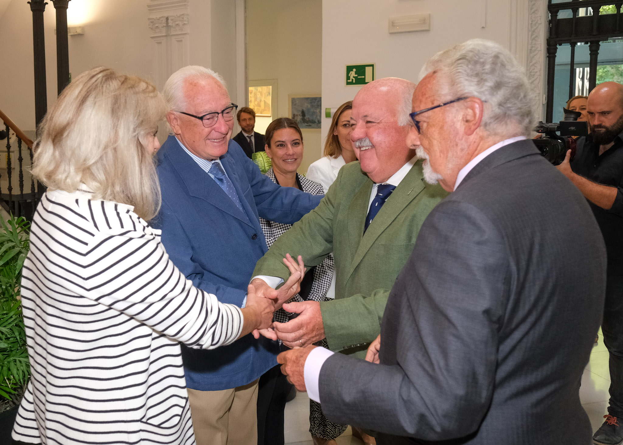 Jess Aguirre, presidente del Parlamento, saluda a los adjuntos al Defensor del Pueblo de Andaluca 