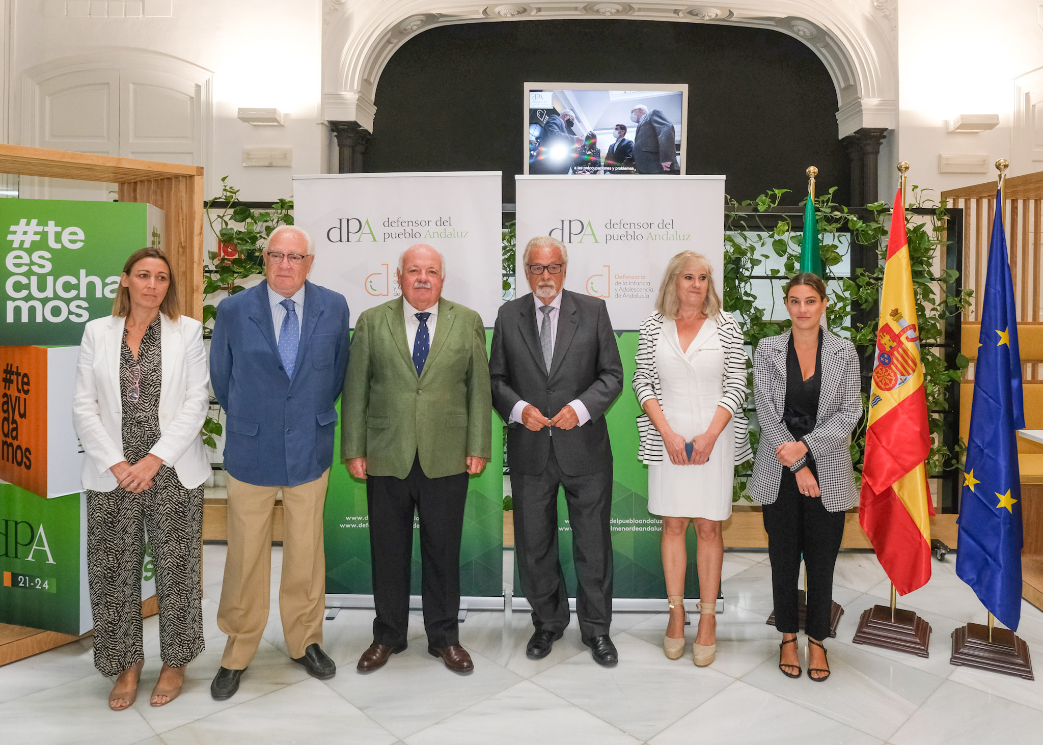  El presidente del Parlamento junto al Defensor del Pueblo Andaluz, las tres Adjuntas y la secretaria general de la institucin 