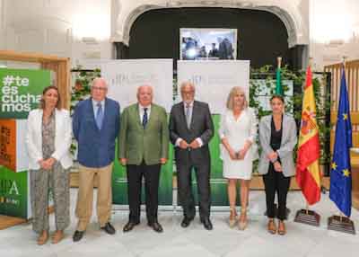  El presidente del Parlamento junto al Defensor del Pueblo Andaluz, las tres Adjuntas y la secretaria general de la institucin 