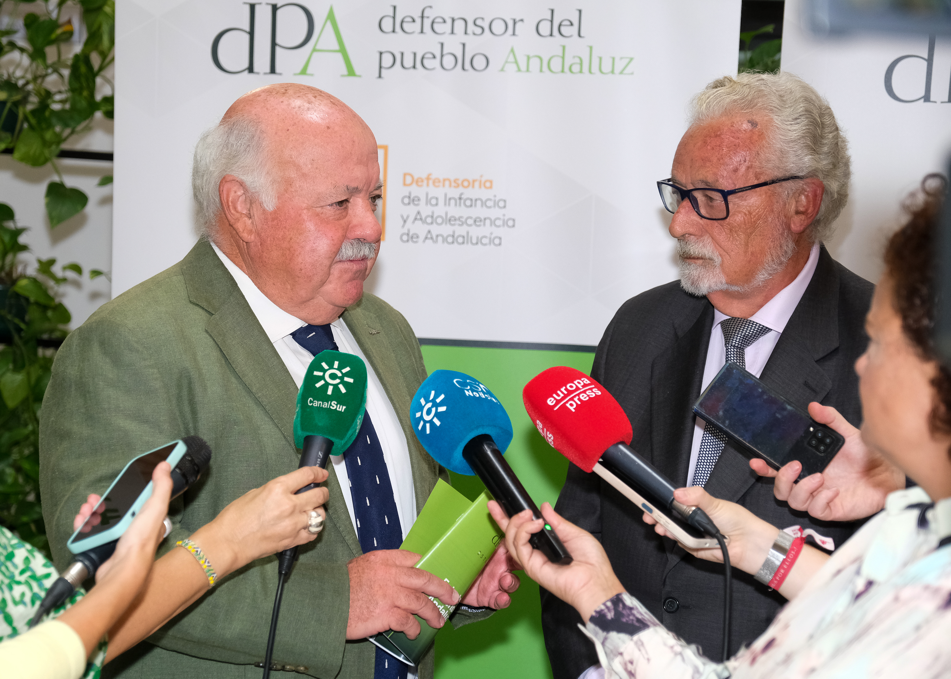  Jess Aguirre, presidente del Parlamento, atiende a los medios de comunicacin durante la visita al Defensor del Pueblo Andaluz 