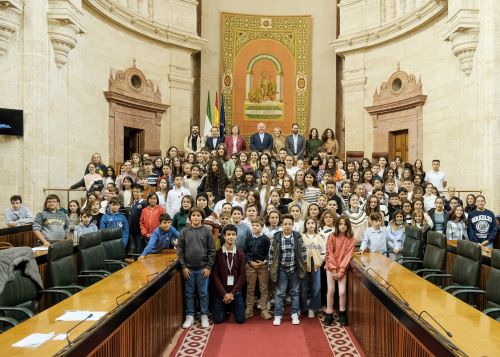  Foto de grupo de todos los participantes en la XIV edicin del Parlamento Infantil de Unicef celebrado en el Parlamento de Andaluca