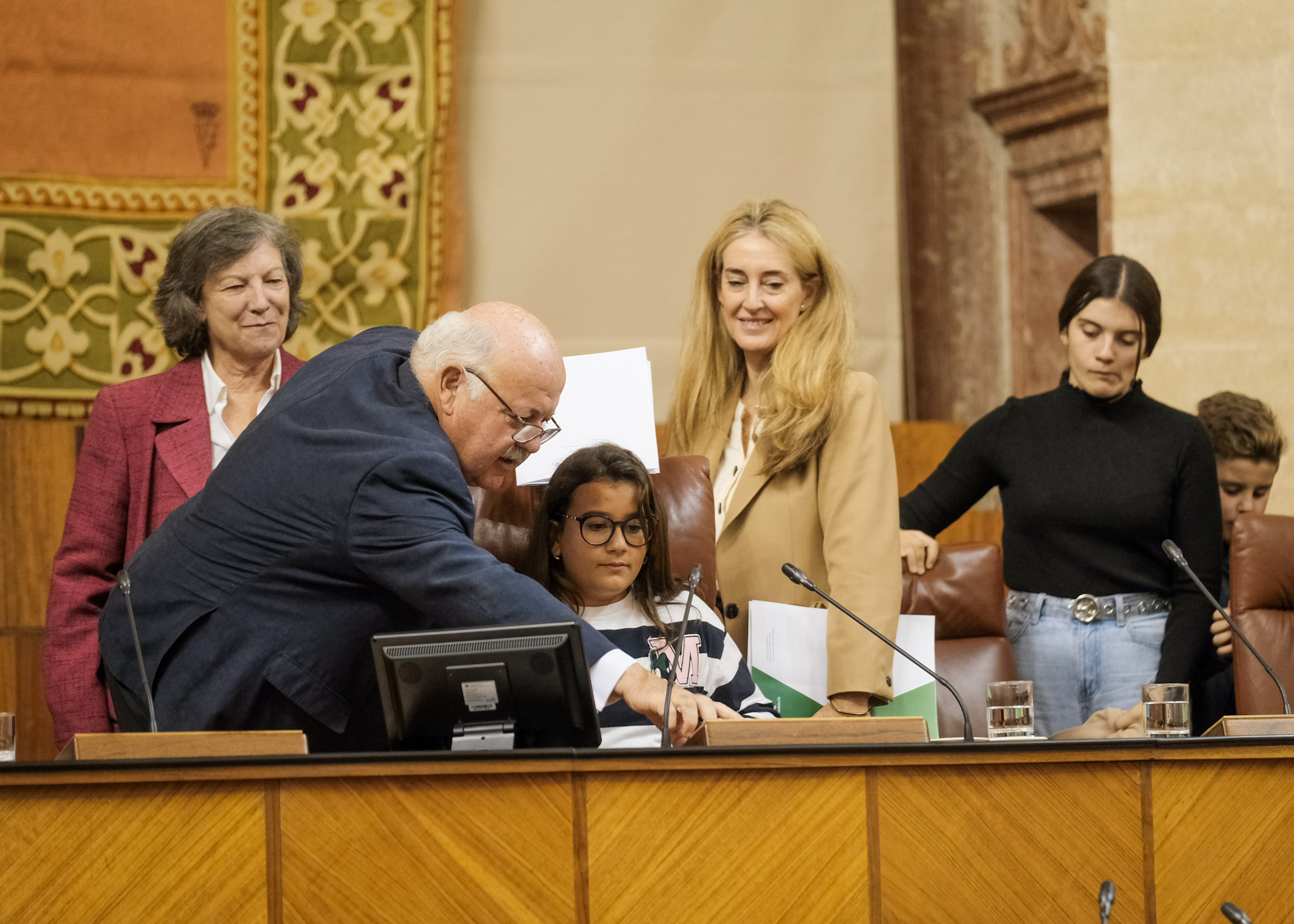  Jess Aguirre explica el sistema de votacin a la nueva presidenta del Parlamento en la sesin del Pleno infantil de UNICEF