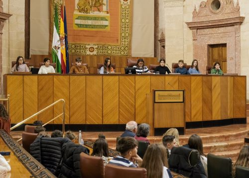  La Mesa del Parlamento ocupada por los nios y nias que dirigen la sesin