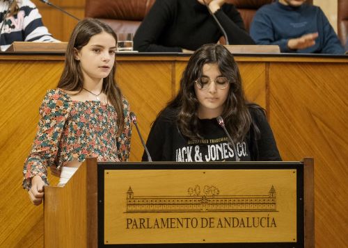  Dos jvenes diputadas presentan sus propuestas al Pleno