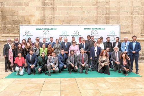  Foto de grupo el presidente del Parlamento, Jess Aguirre, junto a los organizadores y los premiados en las XXII Jornadas de Educacin en Valores de la Asociacin Escuelas Cultura de Paz. 