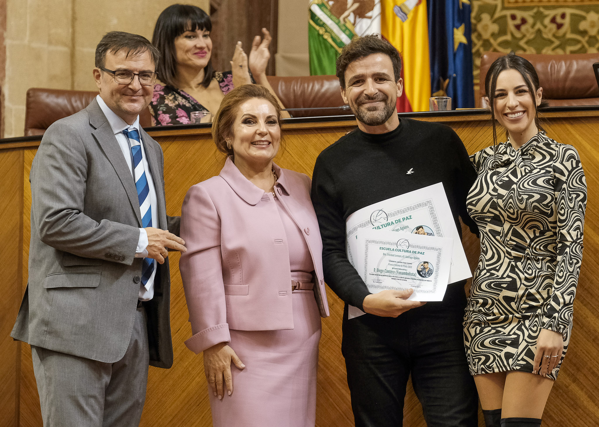  Diego Cantero (Funambulista) con el galardn Paloma de Plata 