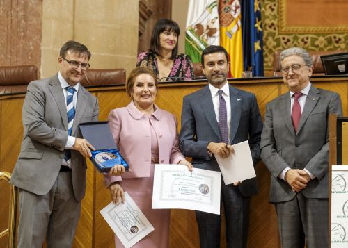  Hasnaine Yavar recibe uno de los premios internacionales Paloma de Plata 2022 