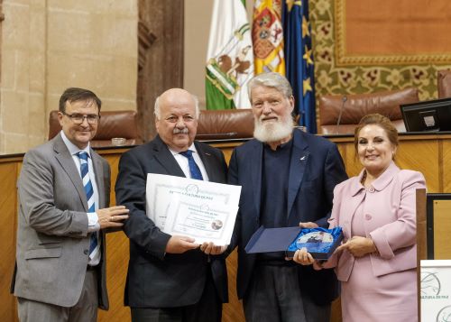  El Padre Pedro Opeka recibe el Premio Internacional Paloma de Plata 2022 de manos del Jess Aguirre, presidente del Parlamento