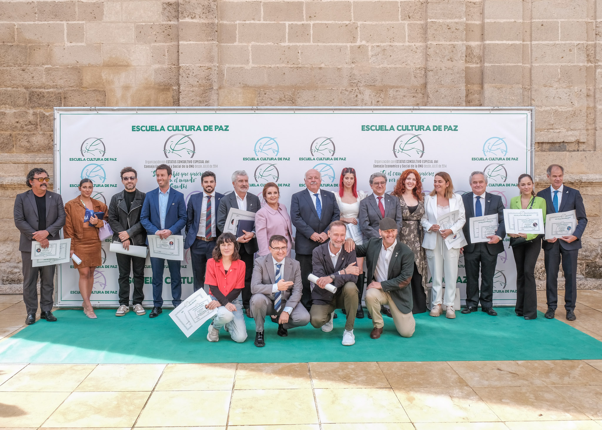 Foto de familia de los galardonados en las XXII Jornadas de Educacin en Valores de la Asociacin Escuelas Cultura de Paz. 