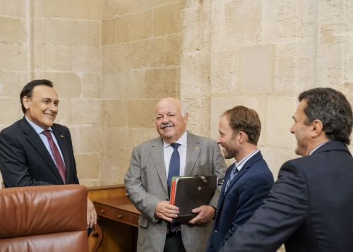  El presidente del Parlamento junto a otros diputados antes del comienzo de la sesin