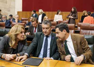 El presidente de la Junta de Andaluca, el consejero de la Presidencia y la consejera de Economa conversan antes de la sesin 