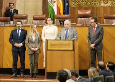 El presidente del Parlamento de Andaluca, Jess Aguirre, da lectura a un manifiesto con motivo de la prxima celebracin del Da Internacional de la Eliminacin de la Violencia contra la Mujer 
