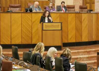  Inmaculada Nieto, del G.P. Por Andaluca, se dirige a la consejera de Economa, Hacienda y Fondos Europeos en el debate de totalidad