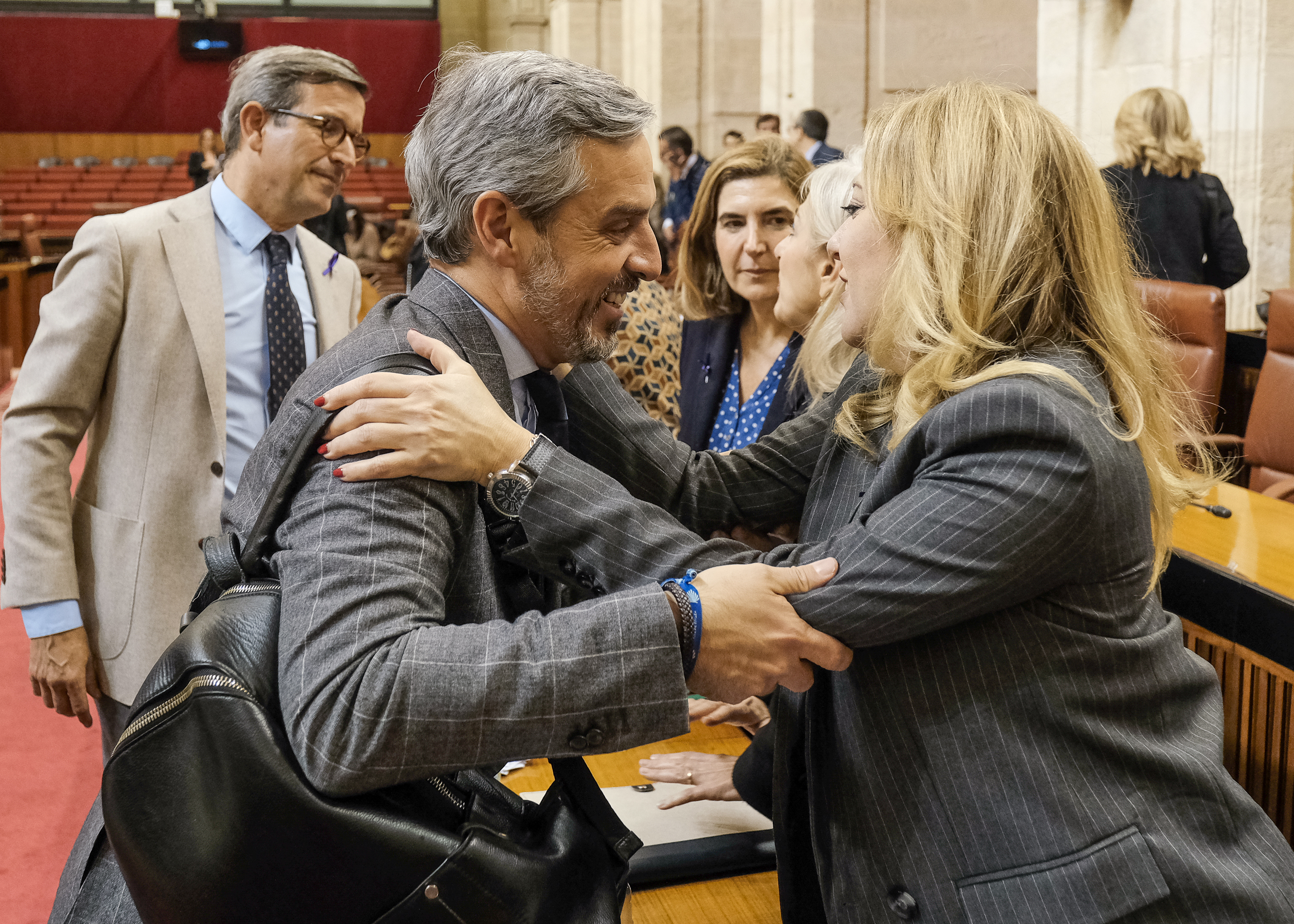  El anterior consejero de Hacienda, Juan Bravo, felicita a la actual consejera de Economa, Hacienda y Fondos Europeos, Carolina Espaa, por la aprobacin del proyecto de ley 