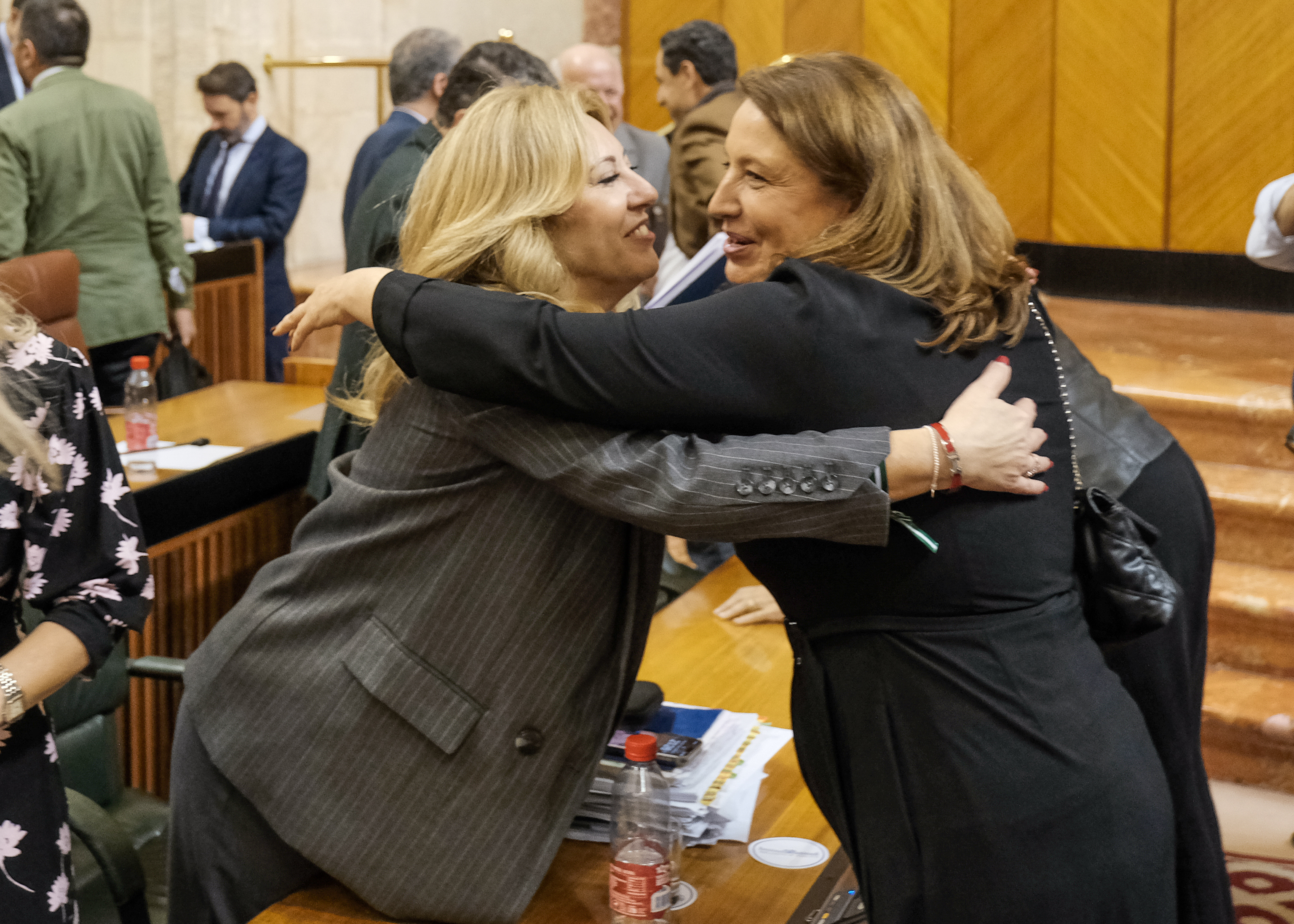 La consejera de Agricultura, Carmen Crespo, felicita a la consejera de Economa, Carolina Espaa 