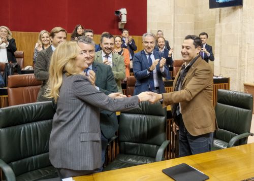  El presidente de la Junta de Andaluca, Juan Manuel Moreno, felicita a Carolina Espaa, consejera de Economa, en presencia de consejeros y diputados por  la probacin del Presupuesto por parte de la Cmara andaluza