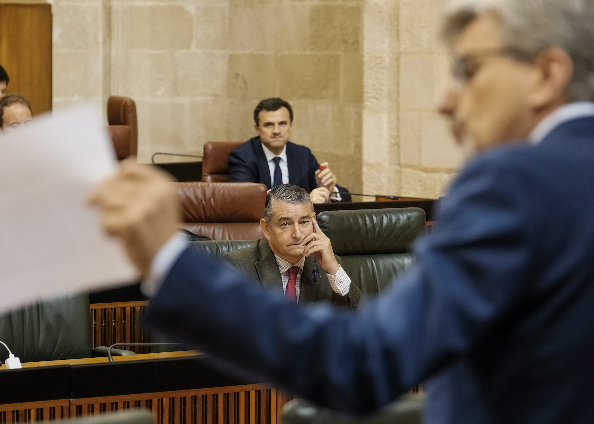 El consejero de la Presidencia, Antonio Sanz, escucha la pregunta que le dirigen 