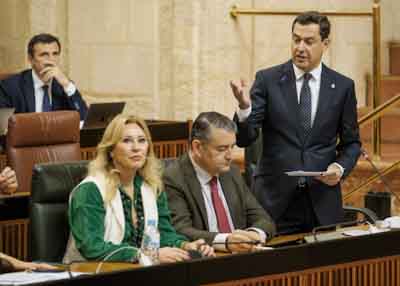 El presidente de la Junta de Andaluca, Juan Manuel Moreno, contesta a la portavoz 