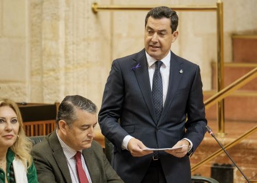  El presidente de la Junta de Andaluca, Juan Manuel Moreno, contesta a los portavoces parlamentarios en la sesin de control al Ejecutivo 
