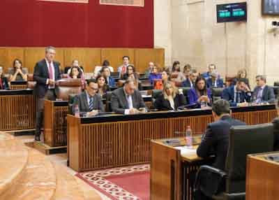 El presidente del Grupo Socialista, Juan Espadas, en el que momento en que formula su pregunta dirigida al presidente de la Junta de Andaluca 