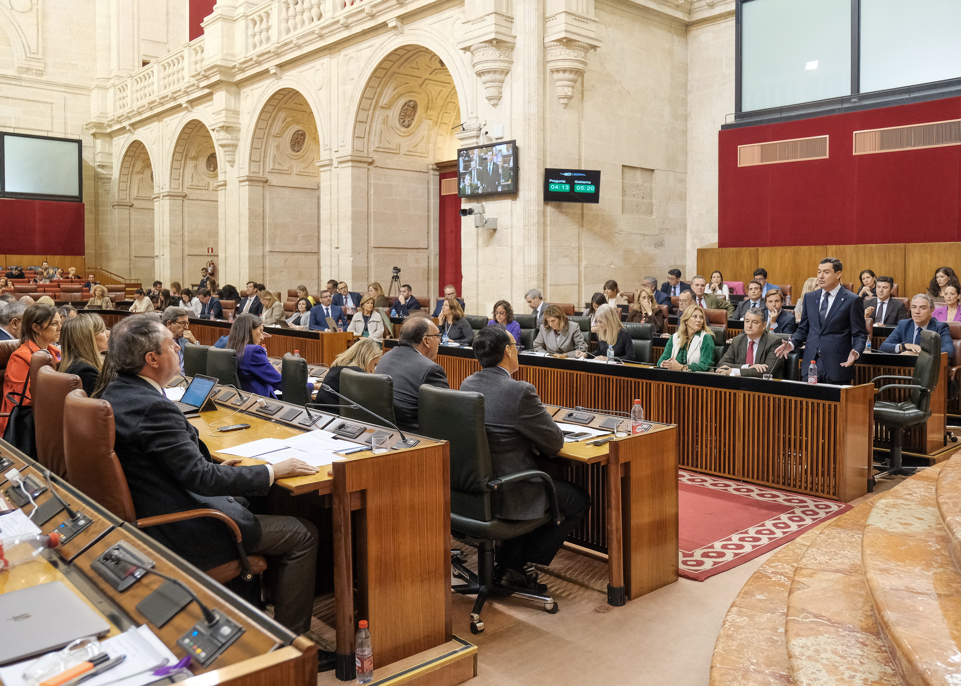 El presidente de la Junta de Andaluca, Juan Manuel Moreno, contesta a la pregunta del lder de la oposicin 