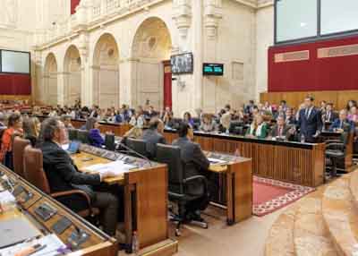 El presidente de la Junta de Andaluca, Juan Manuel Moreno, contesta a la pregunta del lder de la oposicin 