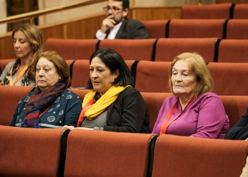  Las hermanas de Garca Caparrs siguen el debate sobre la desclasificacin de los archivos del asesinato de su hermano desde la tribuna de pblico