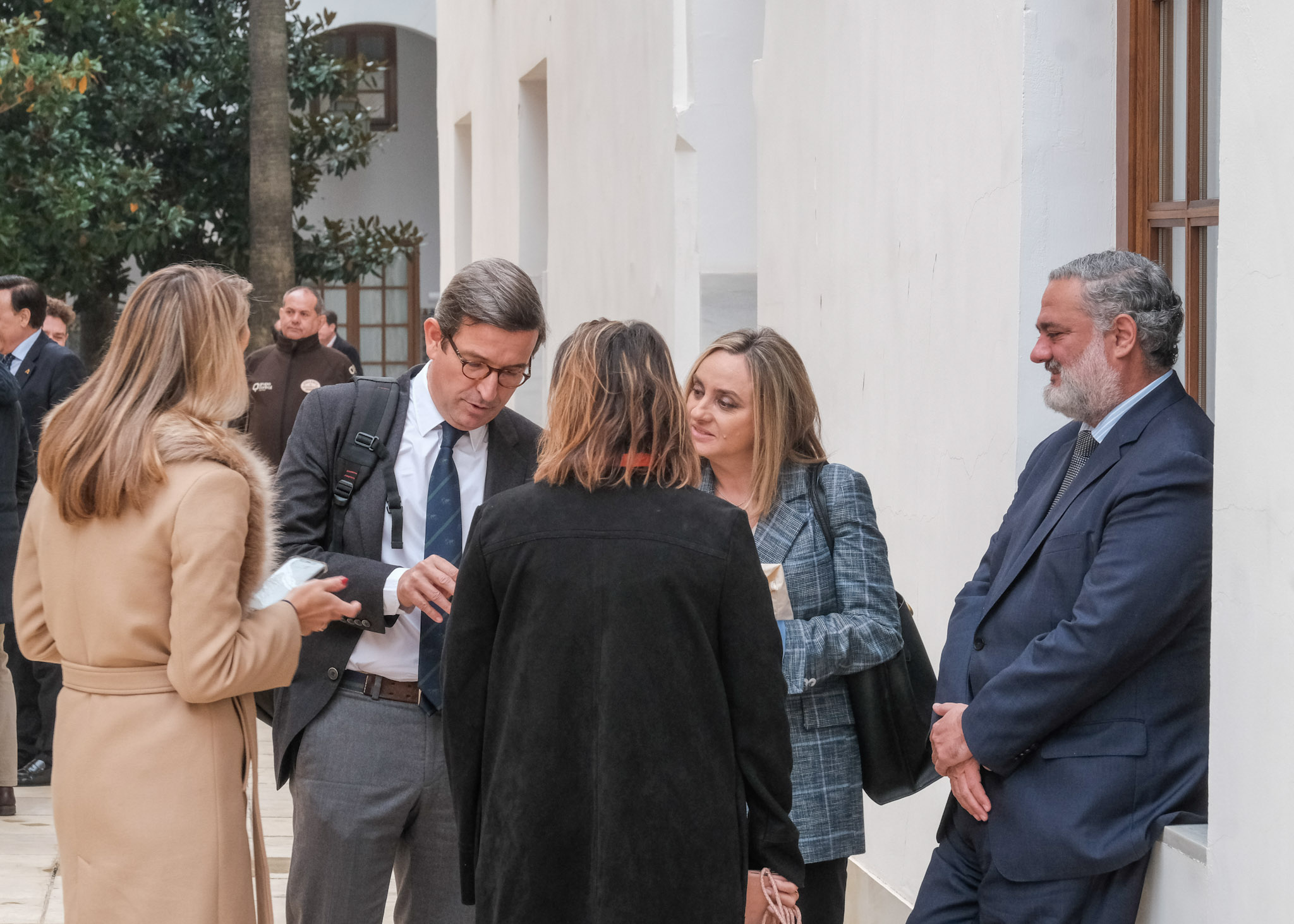 Consejeros y diputados minutos antes de dirigirse al pleno