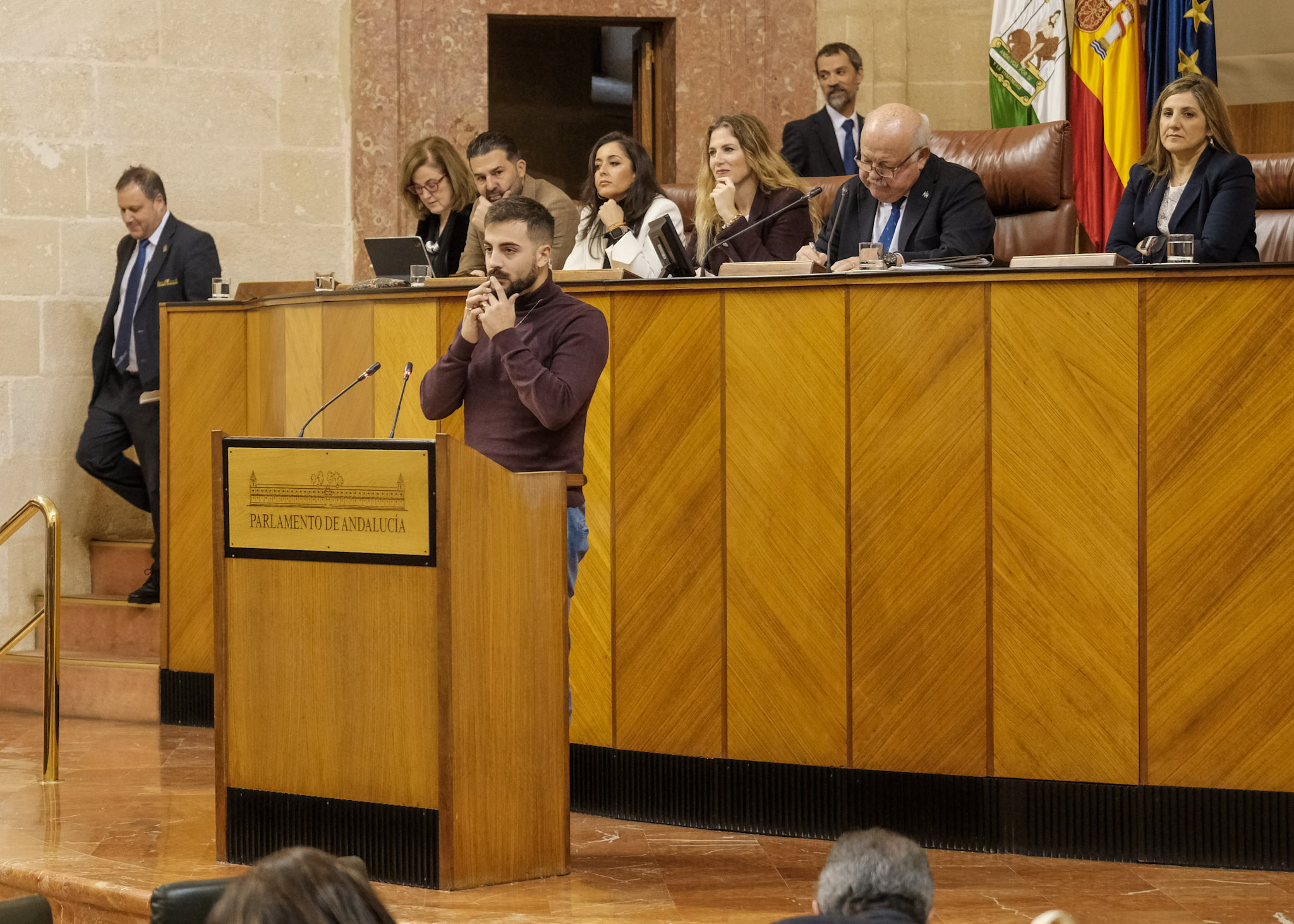La Mesa del Parlamento durante la intervencin del diputado de Por Andaluca 