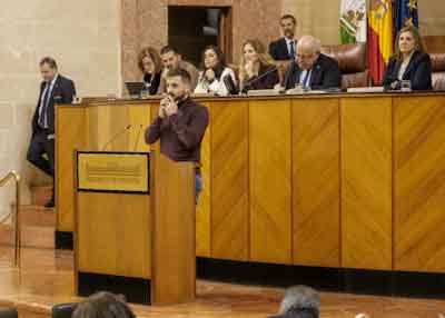 La Mesa del Parlamento durante la intervención del diputado de Por Andalucía 