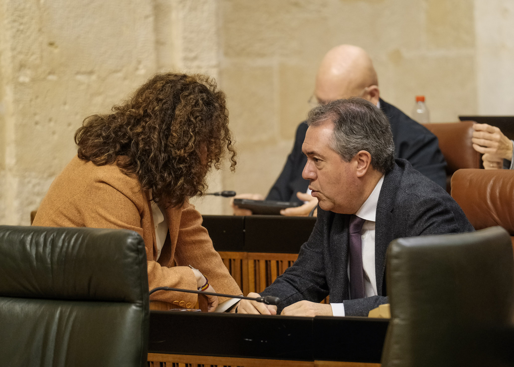 Inmaculada Nieto, portavoz de Por Andaluca, conversa con Juan Espadas, presidente del Grupo Socialista 