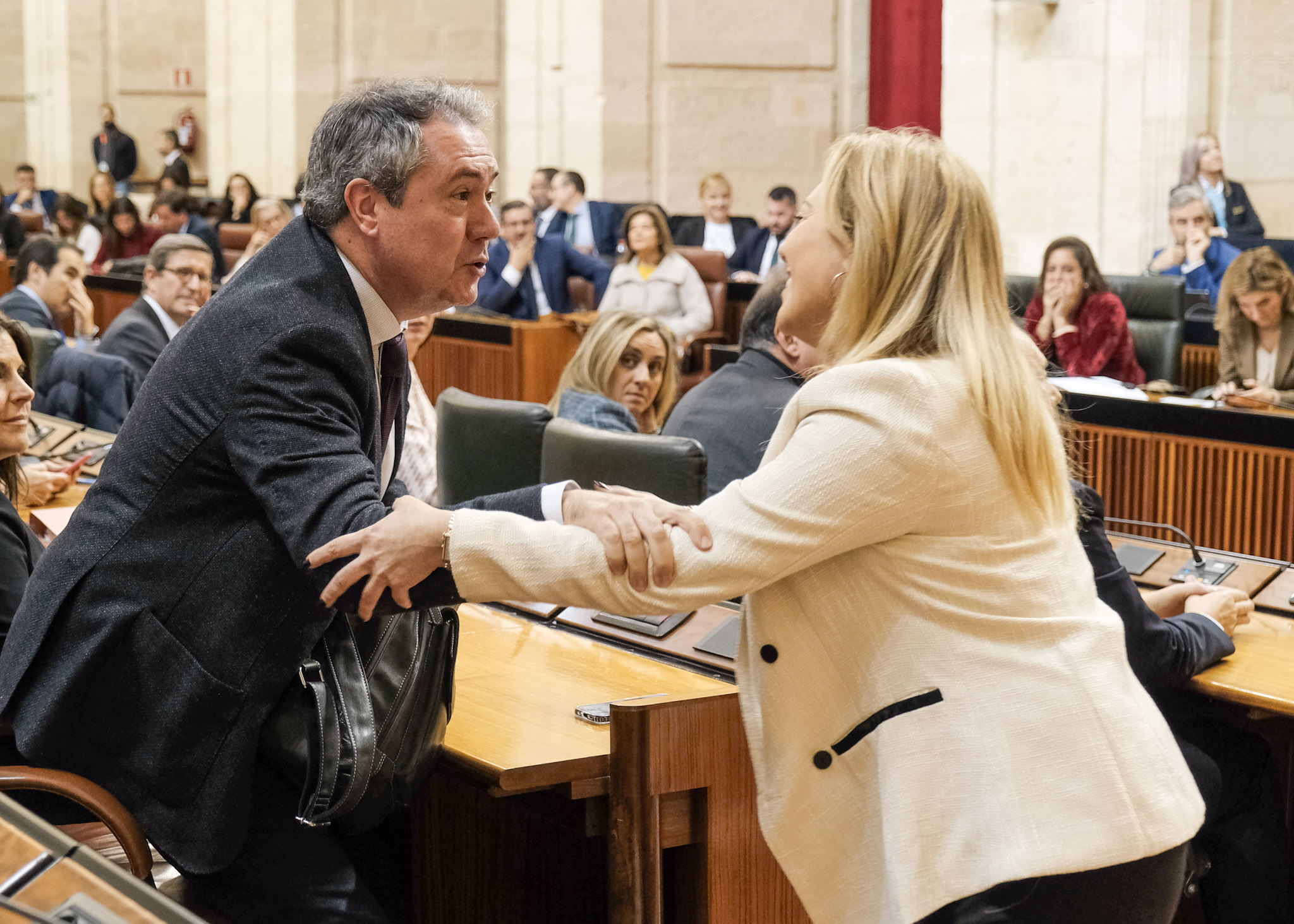  Juan Espadas, portavoz del Grupo Socialista, felicita a la consejera Carolina Espaa tras el debate y aprobacin del presupuesto