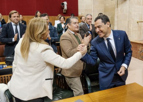  El presidente de la Junta de Andaluca, Juan Manuel Moreno, felicita a la consejera de Economa, Hacienda y Fondos Europeos, Carolina Espaa, tras la aprobacin del proyecto de ley de presupuesto