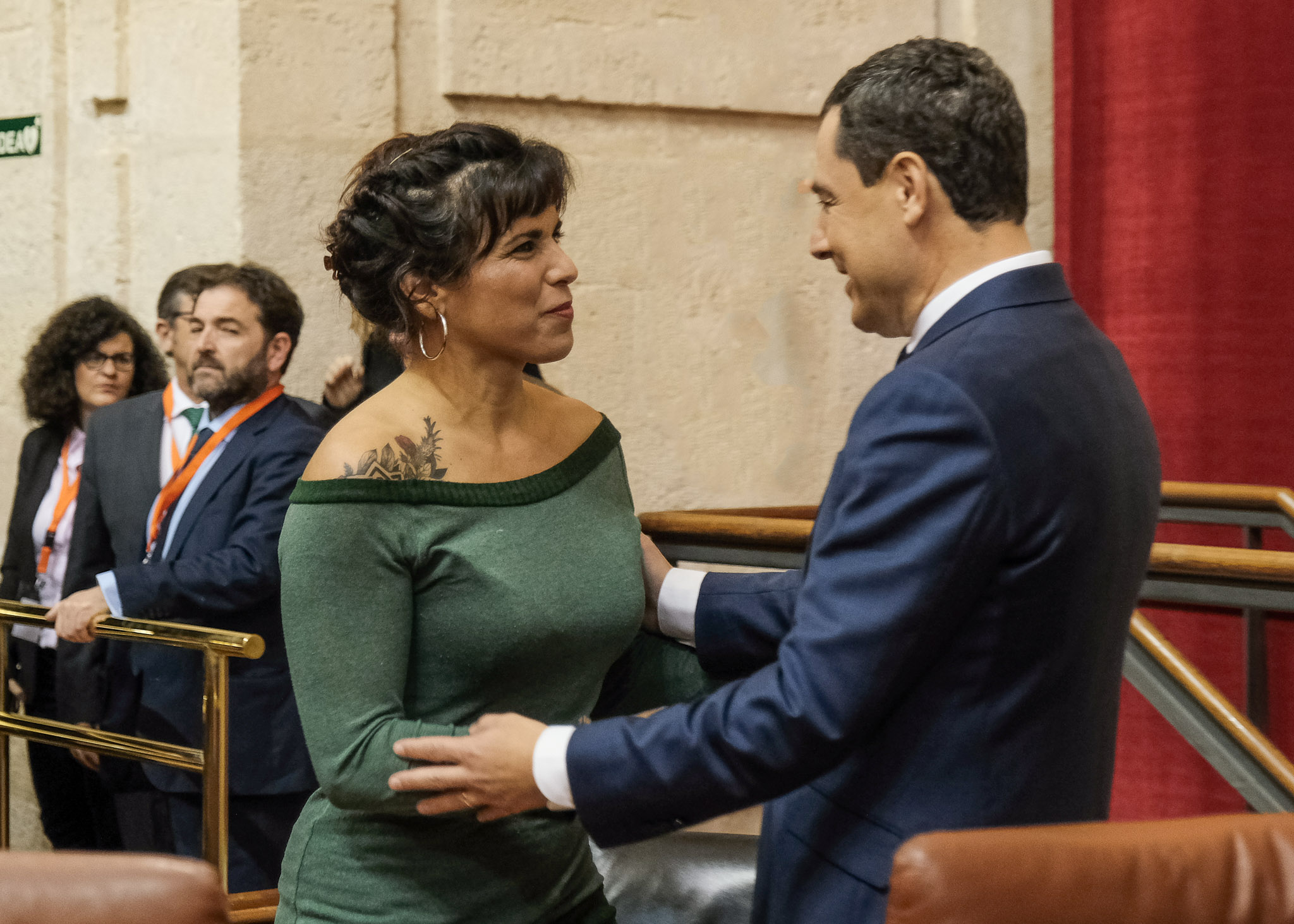  El presidente de la Junta de Andaluca, Juan Manuel Moreno, se acerca a despedir a Teresa Rodrguez, del Grupo Mixto-Adelante Andaluca, que ha anunciado que abandona su escao en el Parlamento andaluz   
