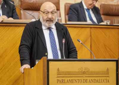 Alejandro Hernández, diputado del Grupo Vox, defiende una enmienda a la totalidad presentada su grupo que postula la devolución del proyecto de ley relativo al plan estadístico y cartográfico de Andalucía 