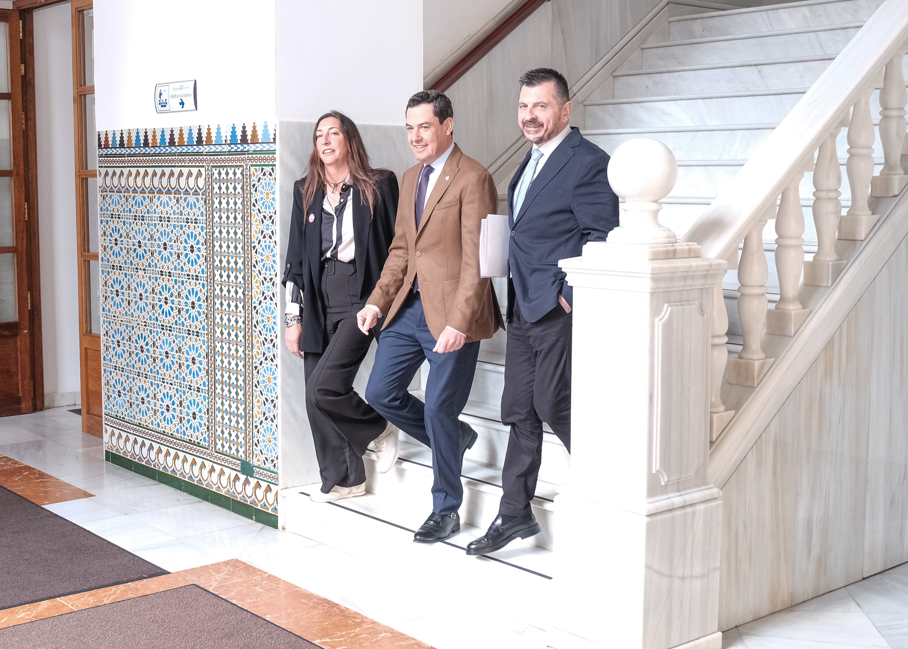 El presidente de la Junta de Andaluca, Juan Manuel Moreno, se dirige a la sesin acompaado del portavoz del Grupo Popular, Antonio Martn, y de la consejera de Inclusin Social, Loles Lpez 