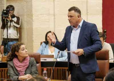 Juan Antonio Delgado, portavoz adjunto del G.P. Por Andaluca, pregunta al presidente sobre medidas para ayudar a las familias frente a la crisis econmica 