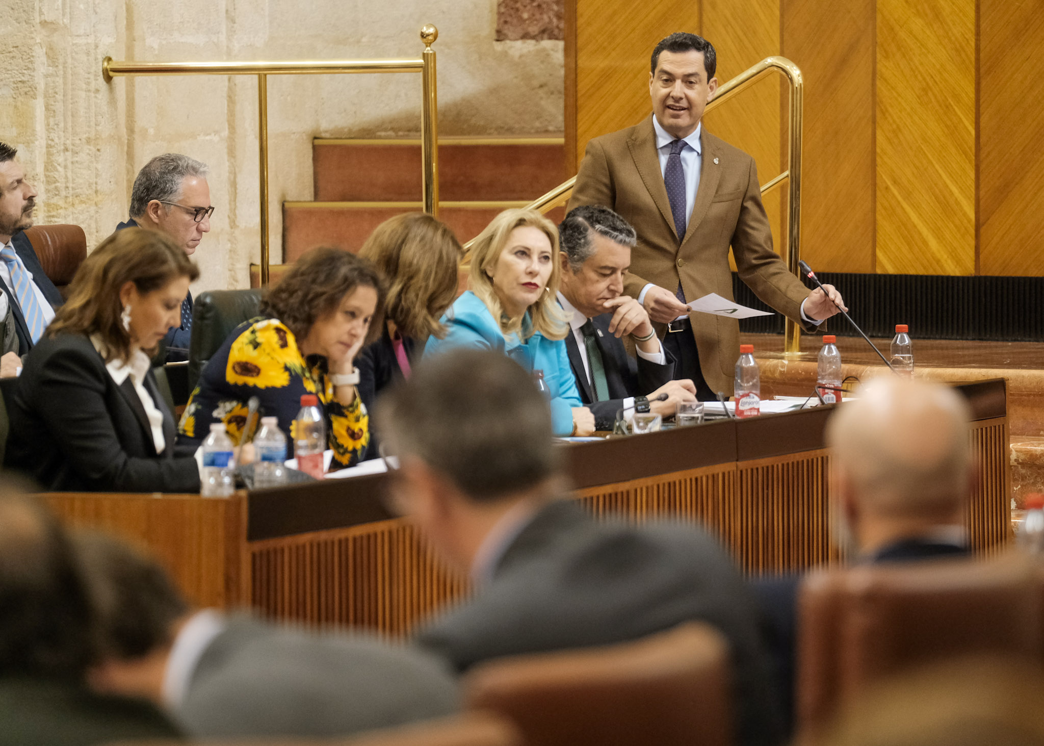 Juan Manuel Moreno, presidente de la Junta de Andaluca, contesta al portavoz de Vox 