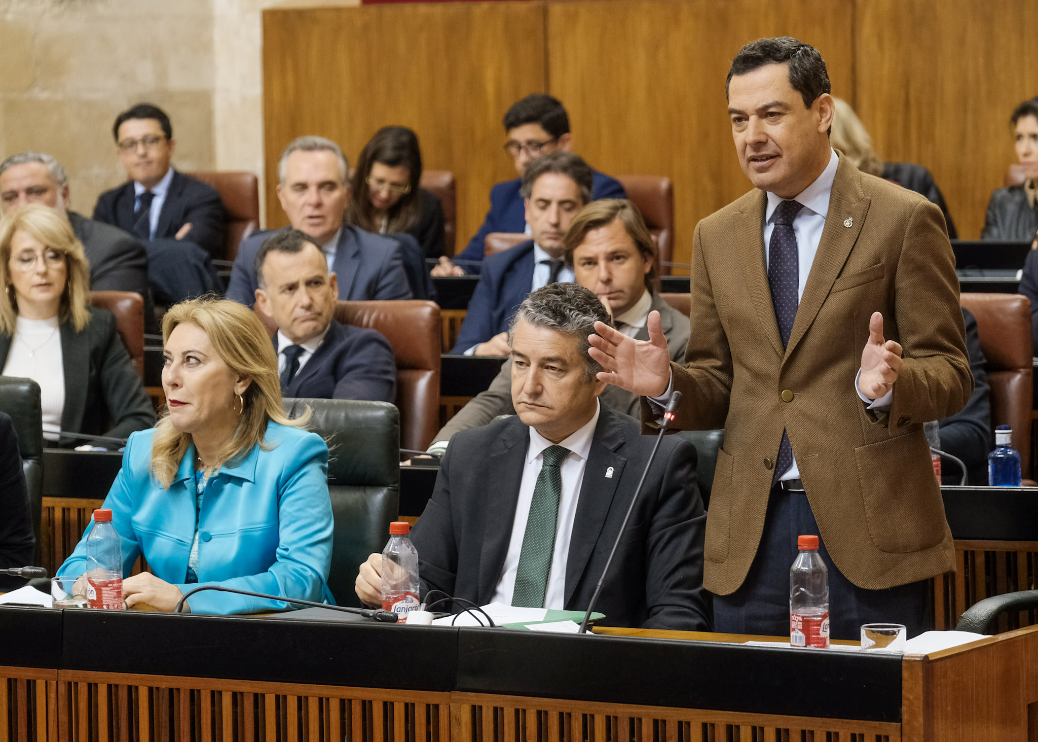  El presidente de la Junta de Andaluca, Juan Manuel Moreno, contesta a las preguntas de control al Ejecutivo de los portavoces parlamentarios 