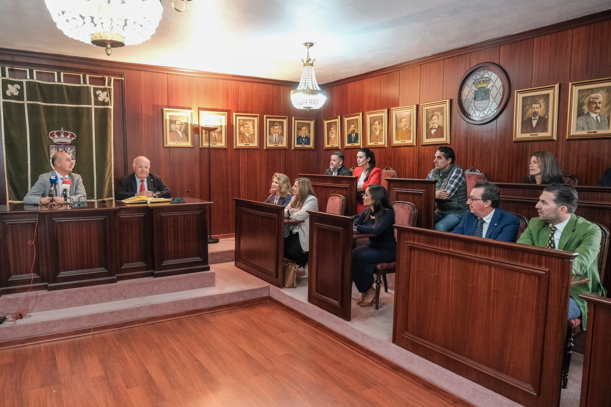    La Mesa del Parlamento con el alcalde de Lepe, Juan Manuel Gonzlez, y la corporacin municipal 