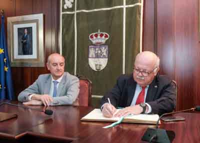   Jesús Aguirre, presidente del Parlamento, firma el libro de honor del Ayuntamiento de Lepe en presencia de su alcalde 