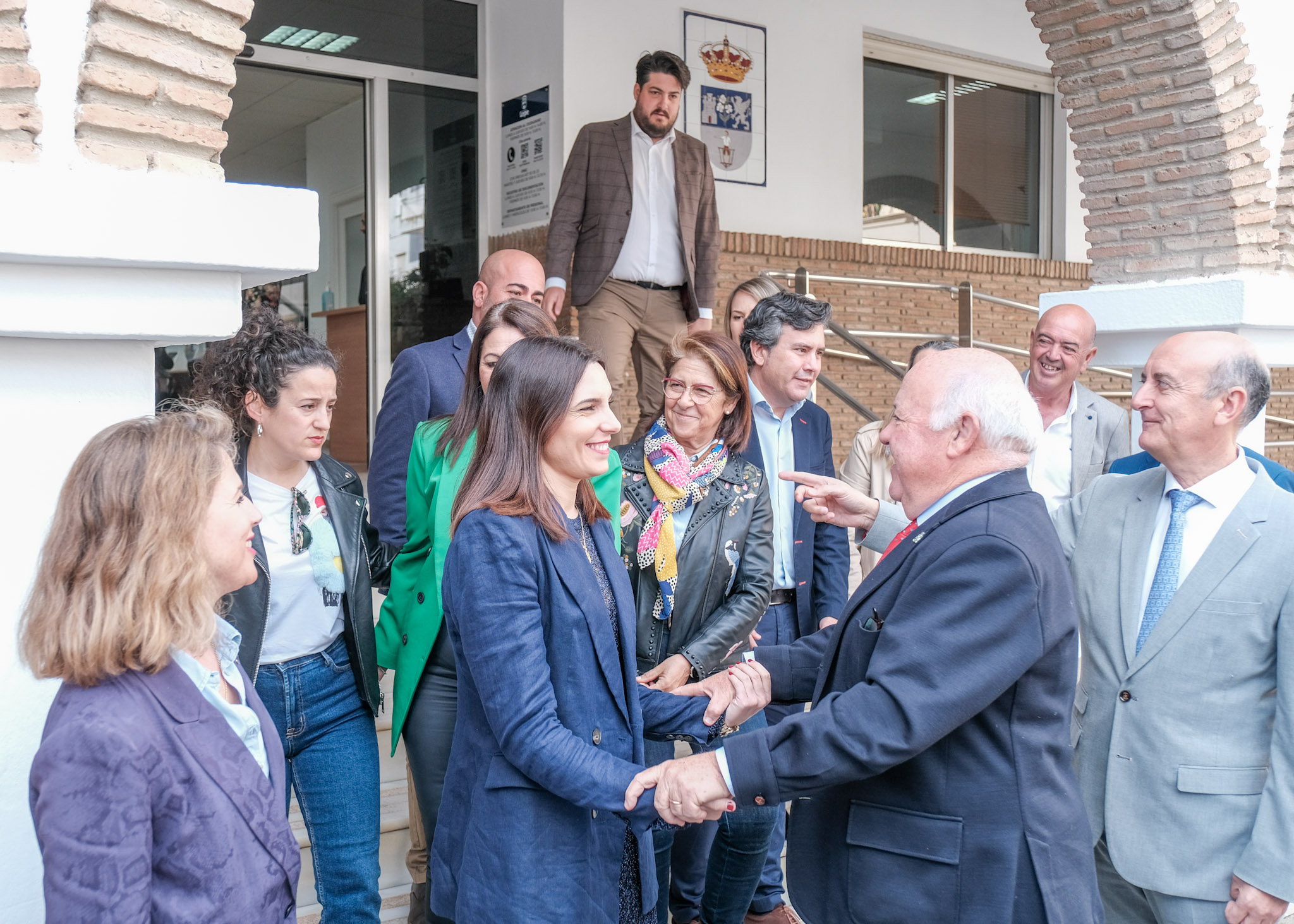 El presidente del Parlamento saluda a los miembros del Ayuntamiento de Lepe a su llegada 